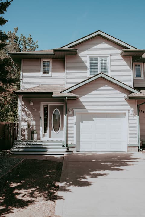 Top Airbnb: Sunny 47 - 2 minute walk to the Beach! in Sylvan Lake