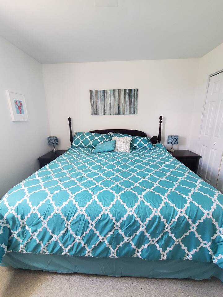 Glavna spavaća soba na glavnoj etaži s bračnim krevetom i komodom.