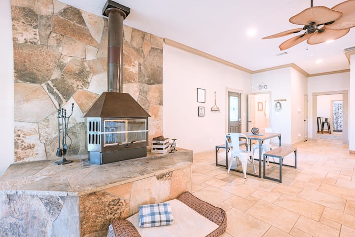 Piccolo tavolo in stile picnic per bambini o posti a sedere traboccanti