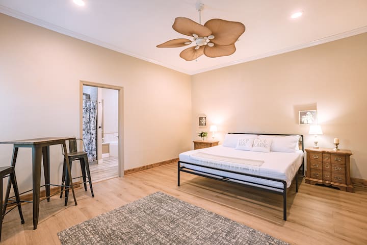 Camera da letto frontale con letto California King, cabina armadio e bagno privato annesso. TV da 55"non in foto.