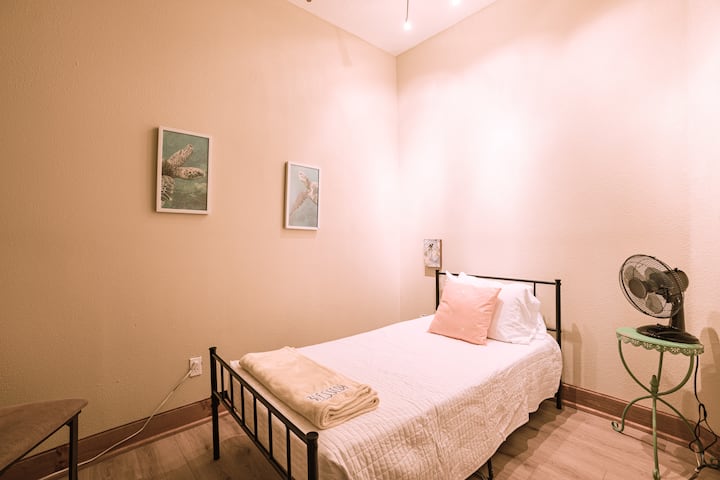 Area per bambini piccoli con letto singolo e TV