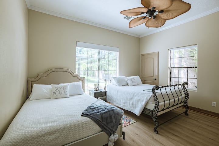 Il letto sulla sinistra è un numero di posti letto diviso. Il letto sulla destra è un morbidissimo tempur-pedic.