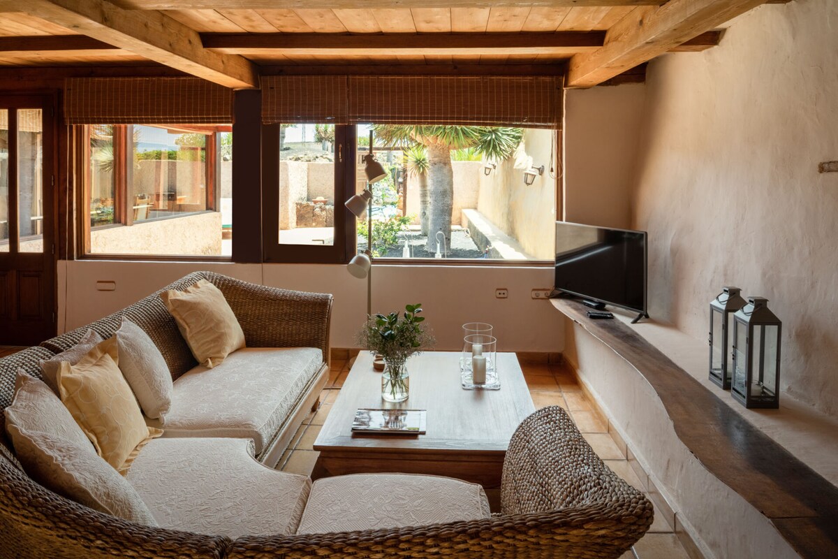 Top Airbnb: Stunning bedroom poolside villa (Trasera - 180m²) in Haría