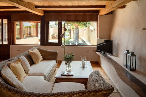 Top Airbnb: Stunning bedroom poolside villa (Trasera - 180m²) in Haría