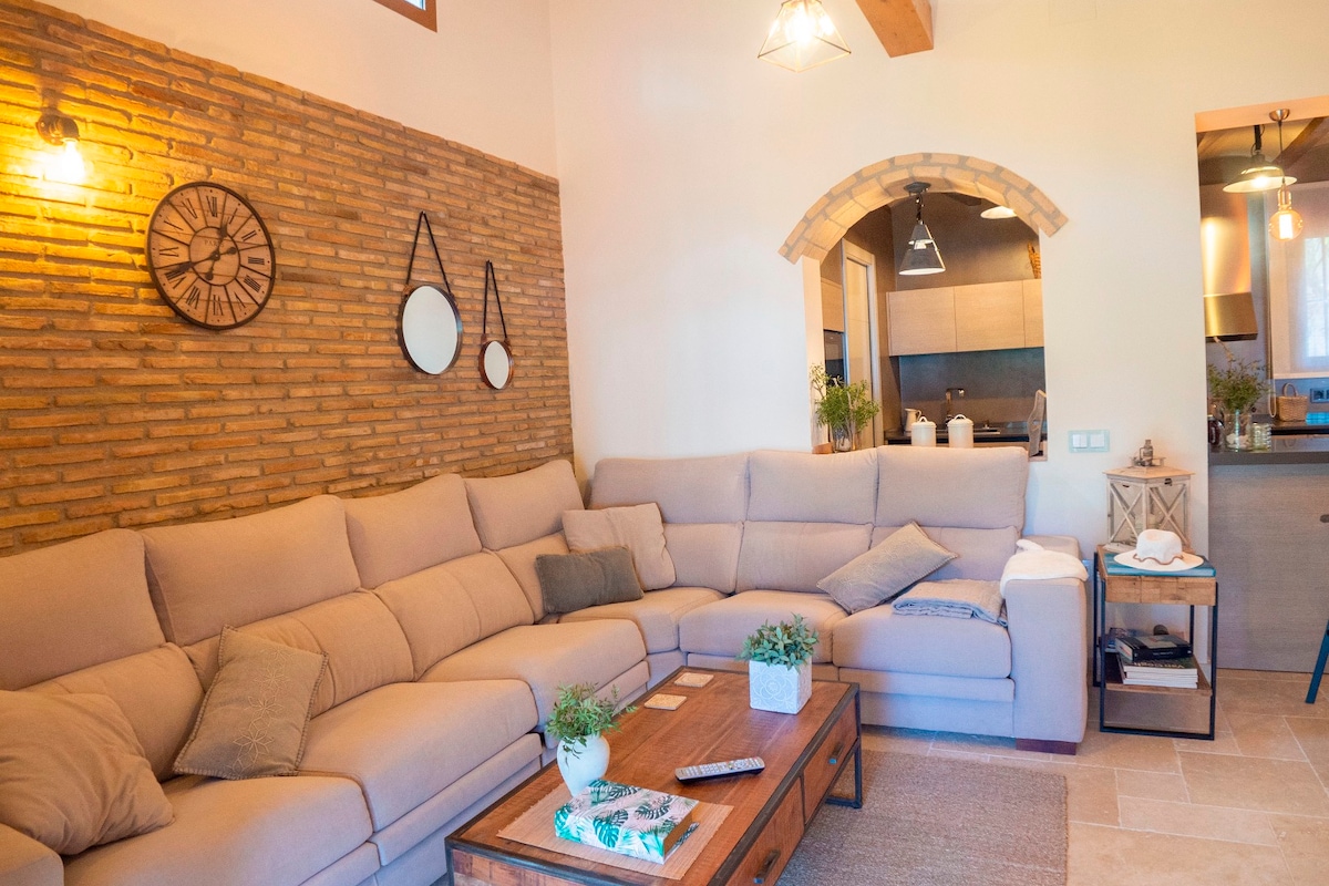 Annonce Airbnb populaire: Fantastic villa & private pool in front of the sea à Roda De Berà