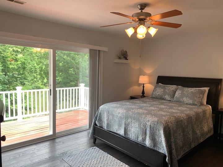 Suite chambre au bord du lac avec balcon avec vue sur l'eau