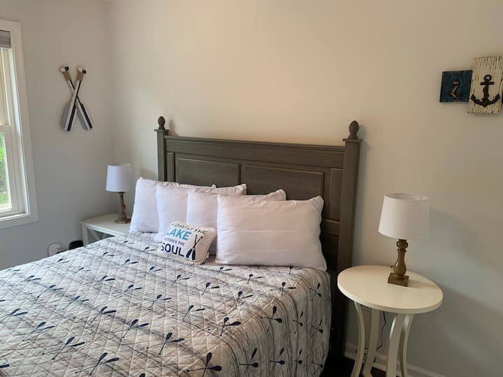 Lit queen size dans la chambre « Paddle ».