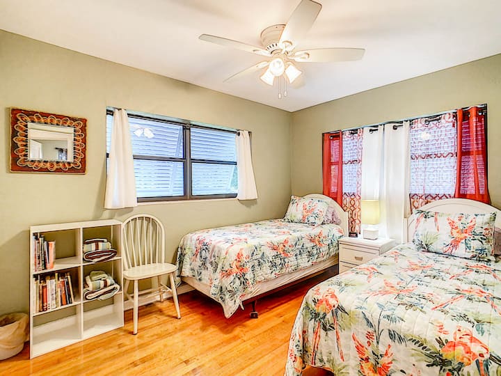 Dormitorio con dos camas individuales