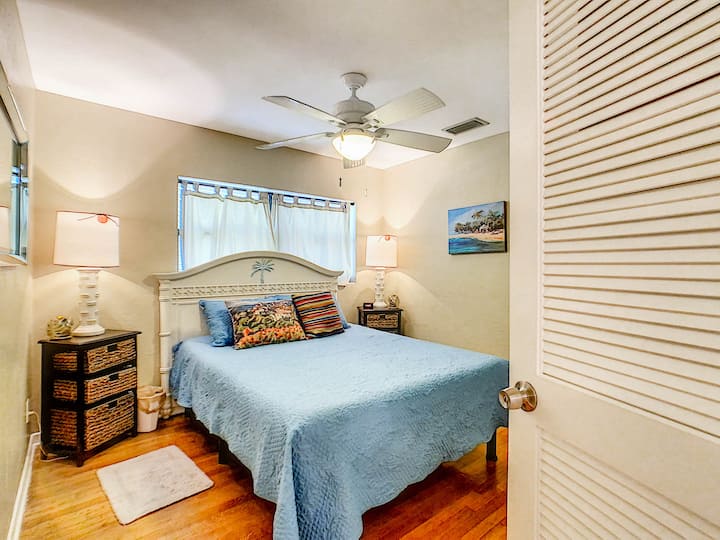 Dormitorio con cama tamaño queen