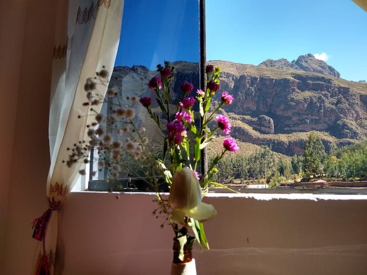 Ventana con vista al Intihuatana/ ხედი ინტიჰუატანას მთაზე