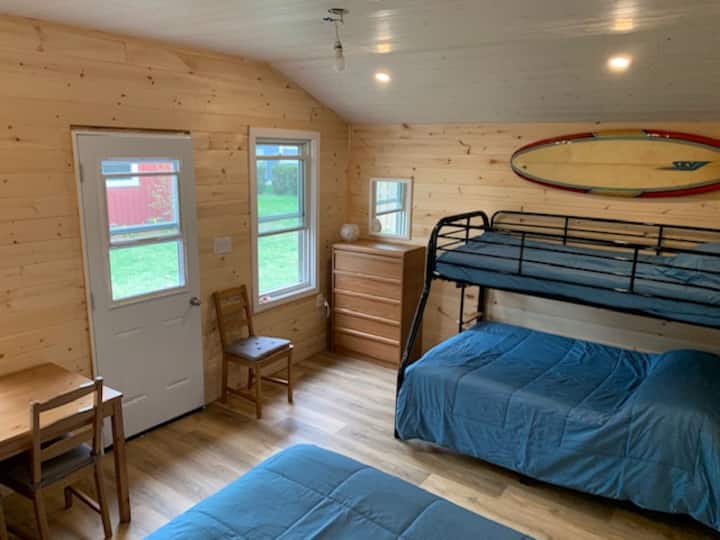 ห้องนอนที่ 4 ของเราเป็นบังเก้ฤดูหนาวที่ได้รับการปรับปรุงใหม่ตั้งอยู่ห่างจากคอทเทจในสวนหลังบ้านส่วนตัวของเรา  คุณจะรักพื้นที่นี้สำหรับการทำงานในวันหยุดเป็นห้องนั่งเล่นที่สองหรือให้เช่าที่พักสำหรับครอบครัวหรือผู้เข้าพักในระหว่างการเข้าพักของคุณ