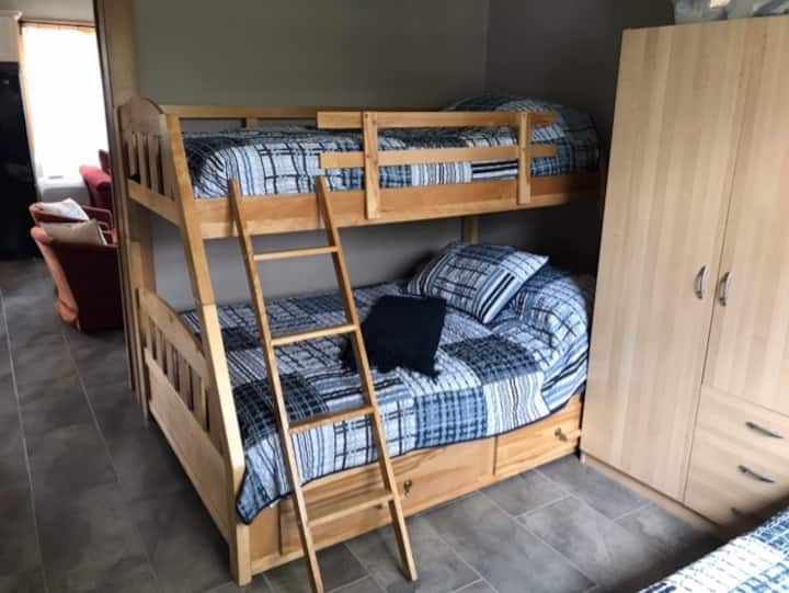 ห้องนอน 2 มีเตียงสองชั้น (ฟูกคู่ด้านล่างเตียงเดี่ยวด้านบน) เตียงเดี่ยวตู้เสื้อผ้ากระจกและโต๊ะข้างเตียง