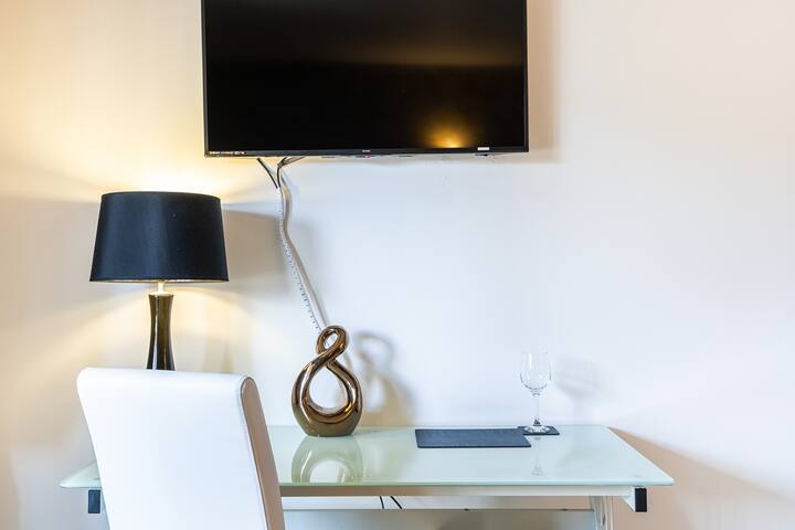 Beautiful 2 bedroom 2 bathroom in Gloucester Road gallery image 5