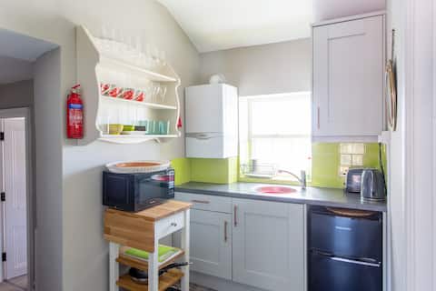 Popular Airbnb listing: LimeHouse - Airy 2 king bedroom 2 bath apartment in Bridport