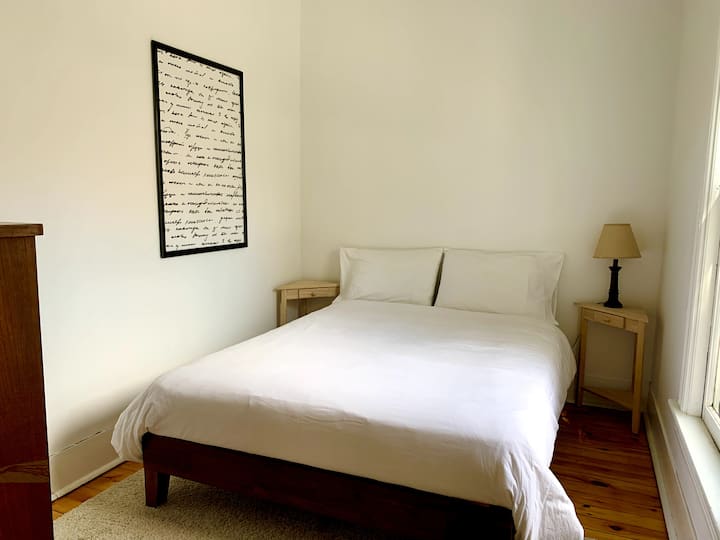 Dormitorio secundario en el segundo piso con cama completa