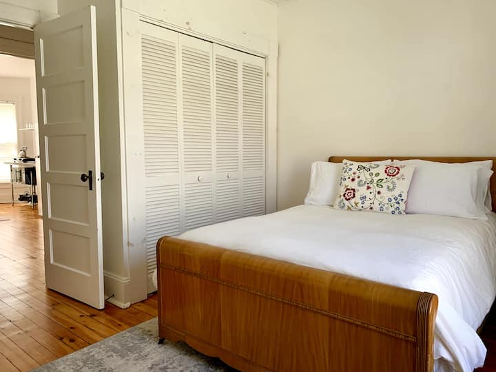 Dormitorio principal del segundo piso con cama completa, aire acondicionado en los meses de verano