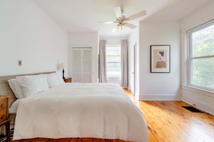 Dormitorio principal, planta baja, cama doble