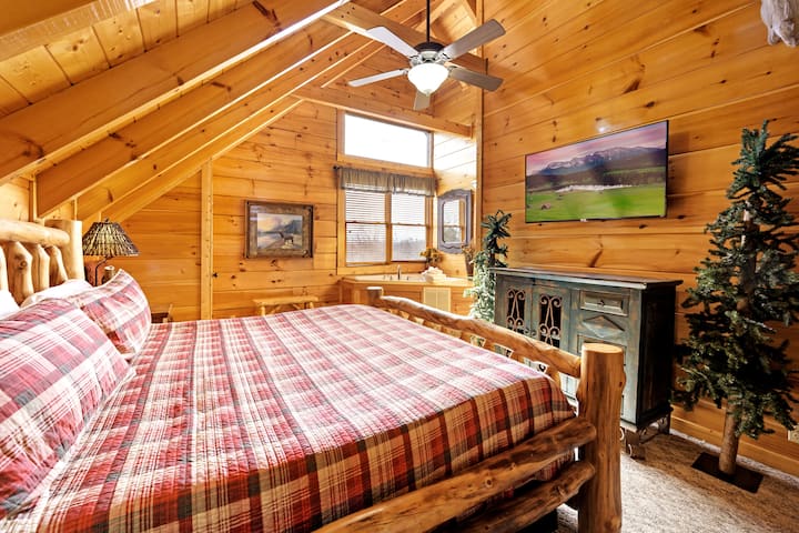 Na najvyššej úrovni chaty čaká spálňa veľkosti King s vírivkou a 50-palcovou inteligentnou televíziou.