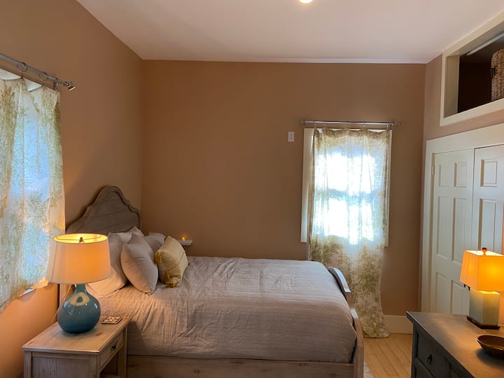 Chumba cha kulala chenye joto na starehe kilicho na godoro jipya la Kiota na mashuka ya kifahari