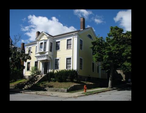 Penthouse: Victorian feel, modern amenities, 3 bdr