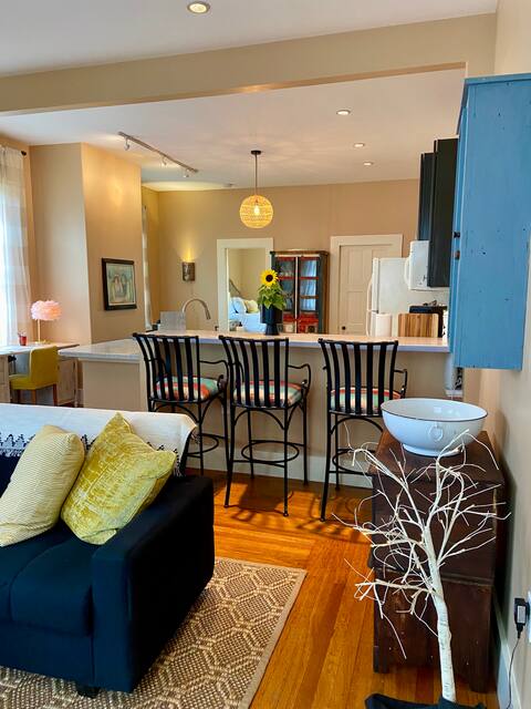Maple View: Peaceful, Victorian Apartment