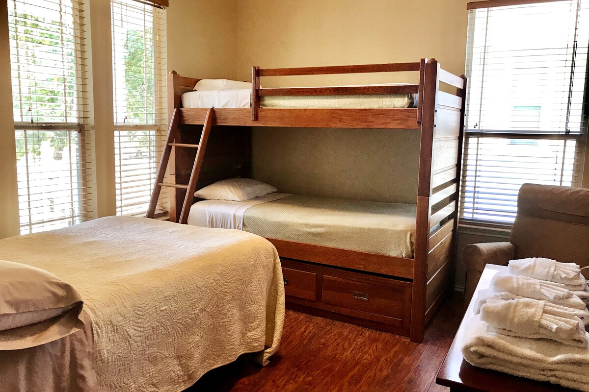 Спалня #4 Спалня на Ван Гог - двойно легло и двуетажно легло.