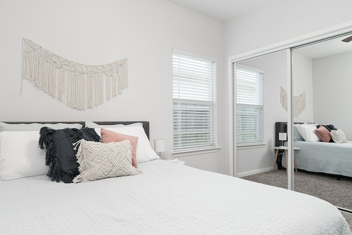 Спалня №2 - Зона в тази стая с двойно легло, малко работно бюро и 32 - инчов телевизор Insignia HD Fire. 