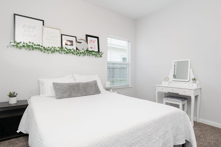 Спалня с 3 легла, тоалетна и 32 - инчов телевизор Insignia HD Fire.