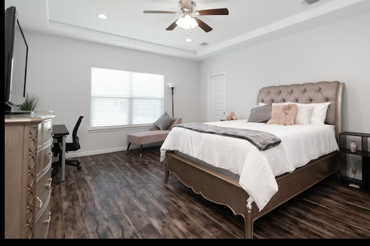 Основна спалня с двойно легло, разтегателен диван и голямо бюро за работа в движение.  