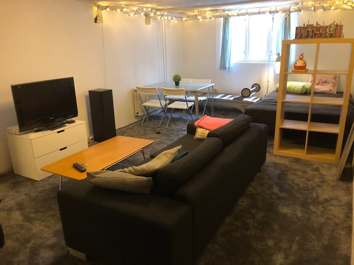 Salónik v suteréne s manželskou posteľou pre jedného alebo dvoch.