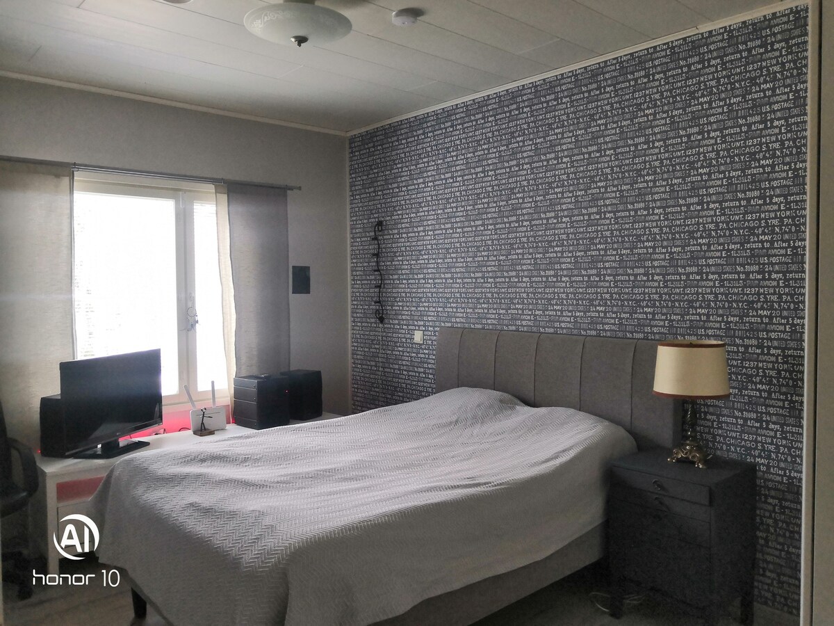 El dormitorio 1 tiene 140 camas dobles de ancho.