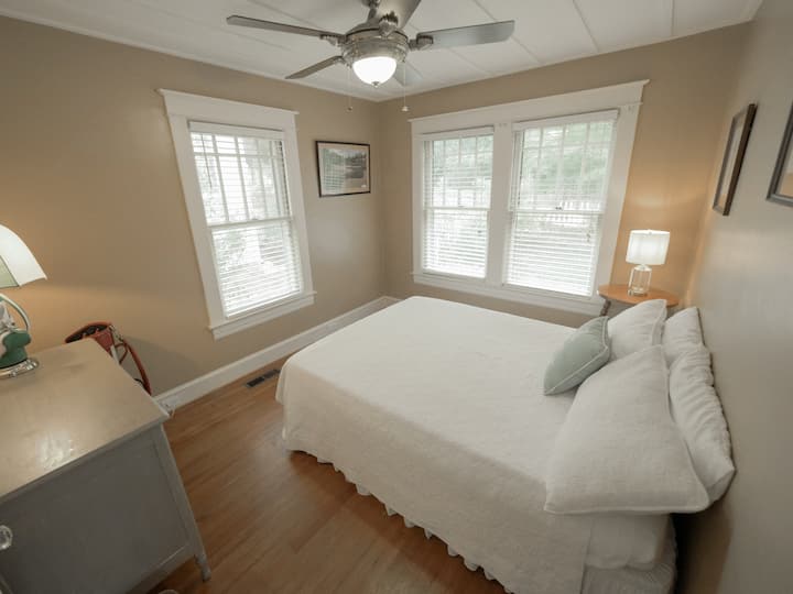 2nd bedroom downstairs with queen bed.