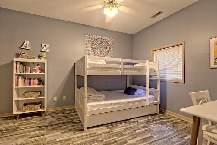 Još jedna spavaća soba, dva kreveta u punoj veličini i dva kreveta. Plus radni stol. 