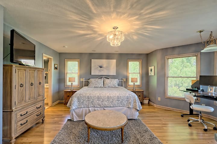 Glavna spavaća soba. Standup radni stol i privatna kupaonica. 