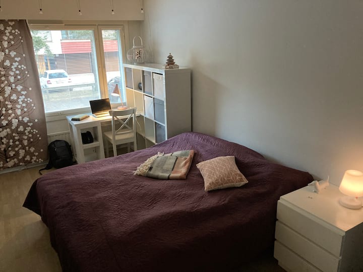 180 cm široká manželská posteľ a v prípade potreby pracovný priestor.