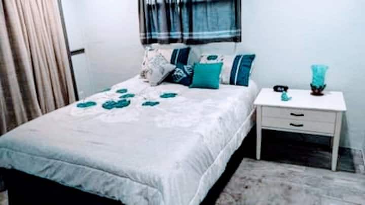 楼下卧室配备标准双人床