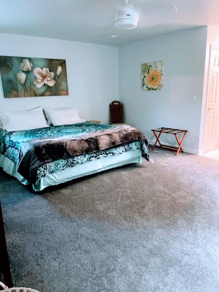 这张加大双人床位于楼上主卧室，配备双人淋浴间。