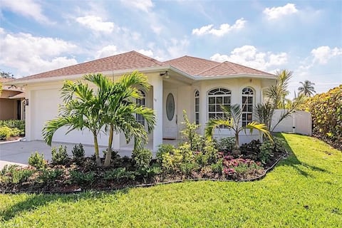 *Discreet Retreat* Modern home W/ Private BackYard