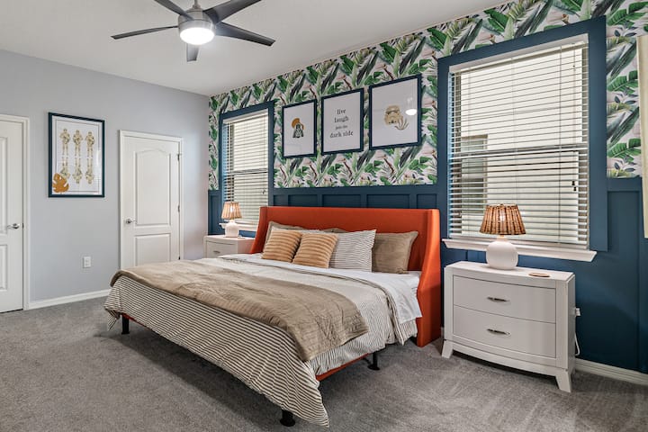 På nedervåningen master suite med sitt eget privata badrum! Lev, skratta, följ med den mörka sidan! Sov bekvämt i denna nya king-säng, ny madrass ny sängkarm! 