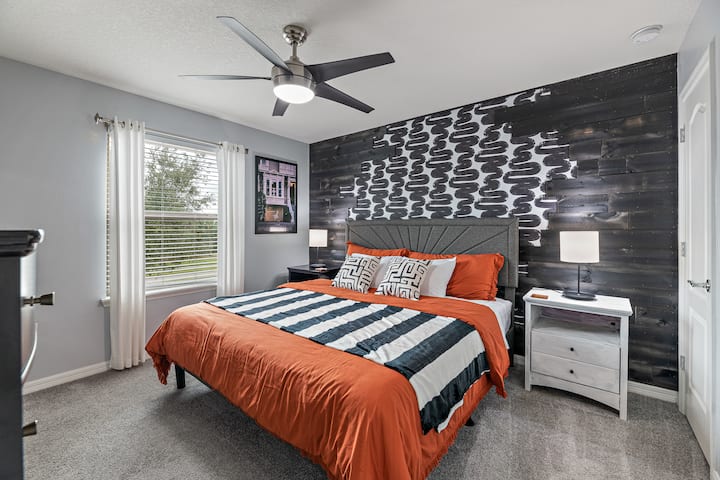 Squiggle Room med massor av Wiggle Room! Detta frodiga King-sovrum med färska nya luftiga lakan och täcke kommer också med en helt ny Roku-TV.  