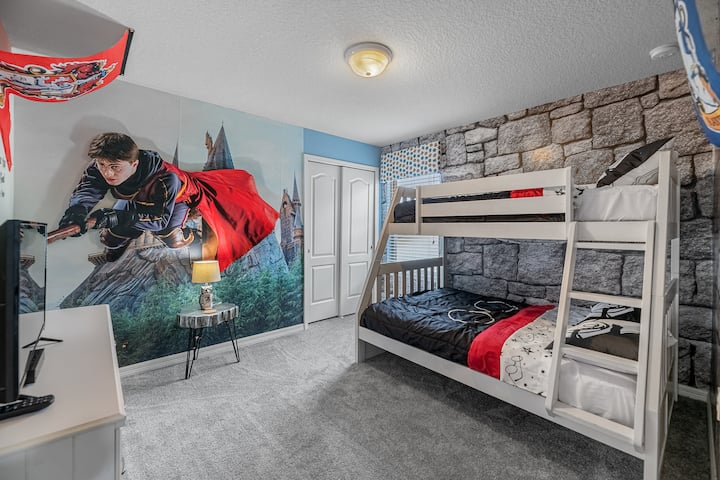 Sov i Wizarding World of Harry Potter-rummet! 
Val av full eller dubbelsäng med ny Roku-TV! 