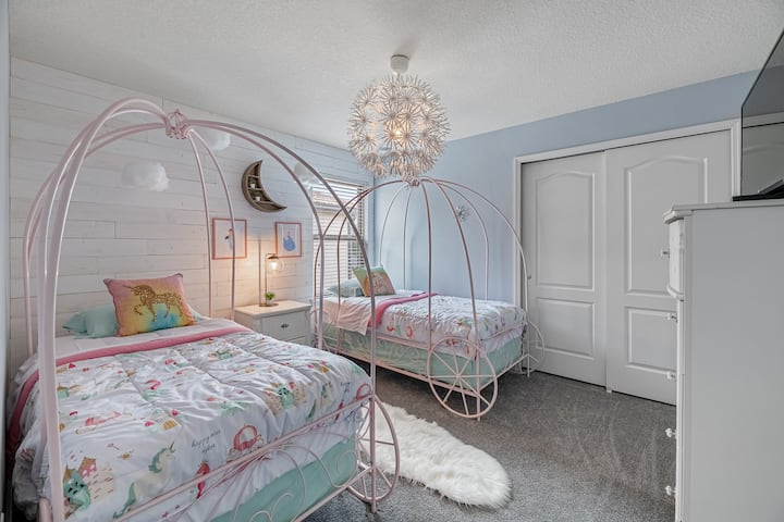 Låt de små njuta av ett supersött Disney Princess-rum! Glöm inte att "ladda" stjärnorna för en drömmande sömn! 