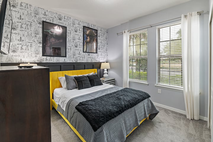 Svart och gult! Drottning på bottenvåningen, perfekt utformat för att inspirera en solig dag på Star Wars Galaxy 's Edge! 