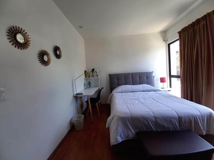 房间配有舒适的标准双人床，让您舒适地休息（私人空间）。