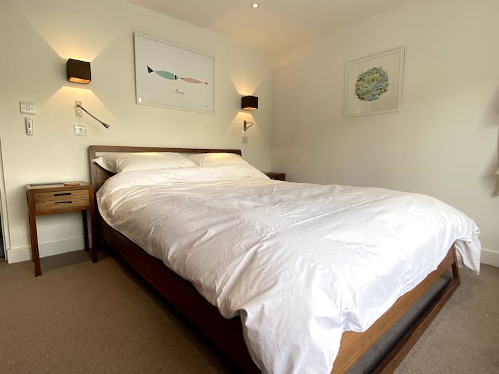 سرير بحجم كبير في الطابق الأول