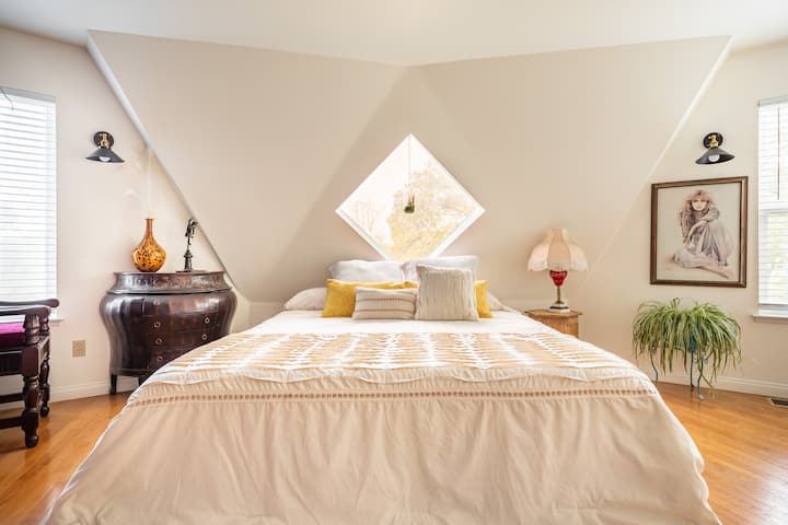 Bedroom 1, Cal king, main floor