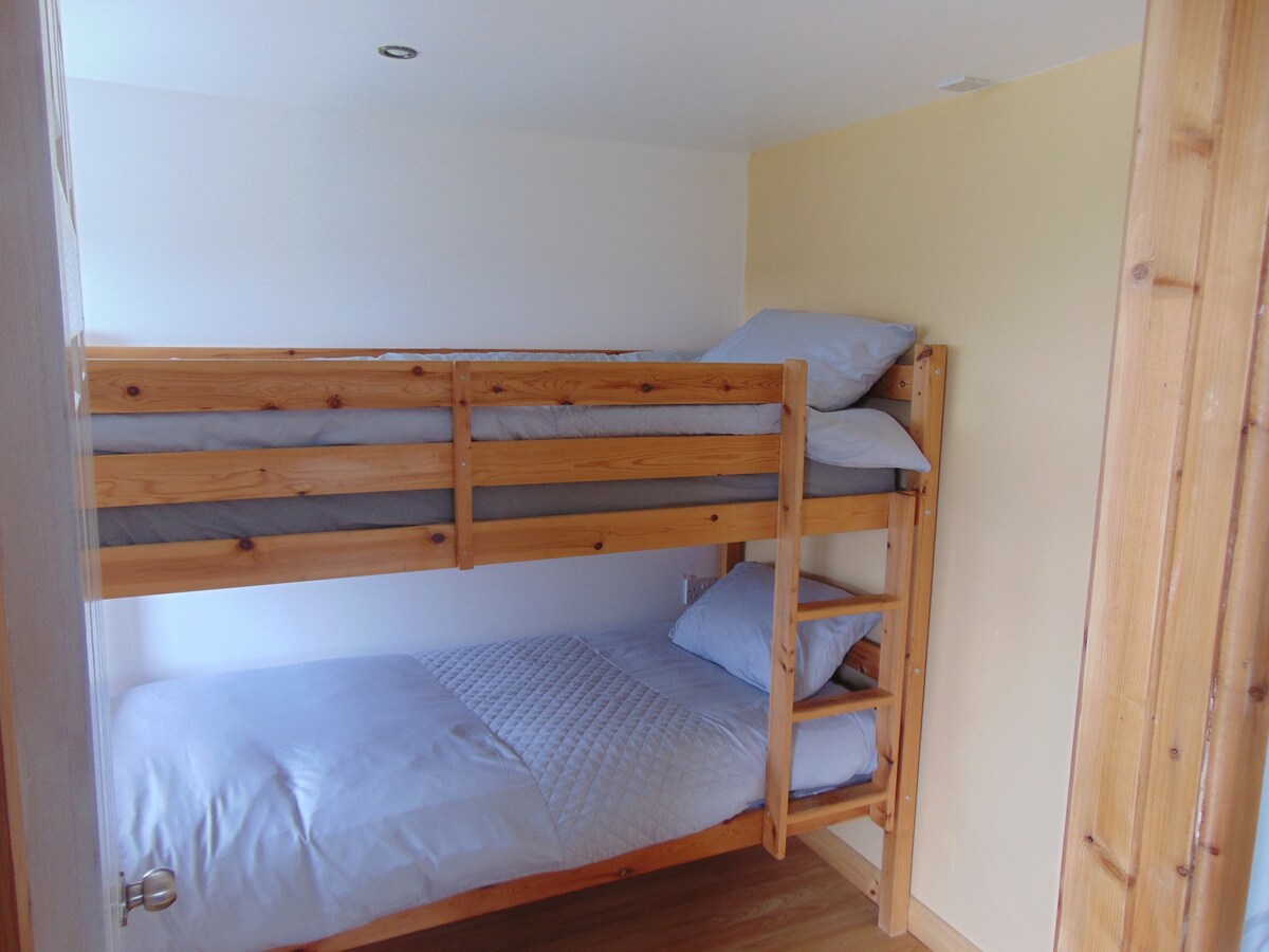 МАЛКА СПАЛНЯ С ДВУЕТАЖНИ ЛЕГЛА