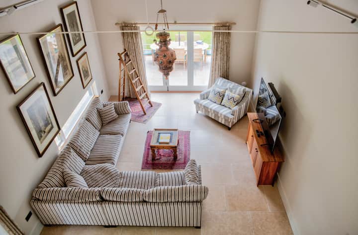 Spectacular Barn Conversion In Delightful Village - London Stansted Airport (STN)