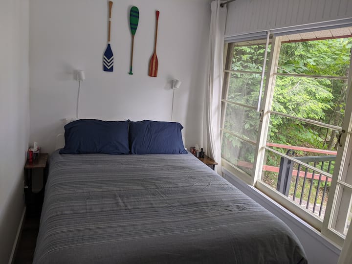 मास्टर - क्वीन बेड - लेकसाइड