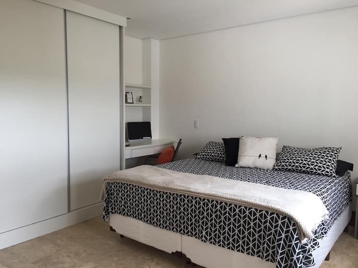 Suite 3:  la suite tiene una cama tamaño king, un armario empotrado con una puerta entera disponible para los huéspedes con cajones y perchas . ¡También tiene un espacio de trabajo exclusivo! ¡Vista a la presa y aire acondicionado!
